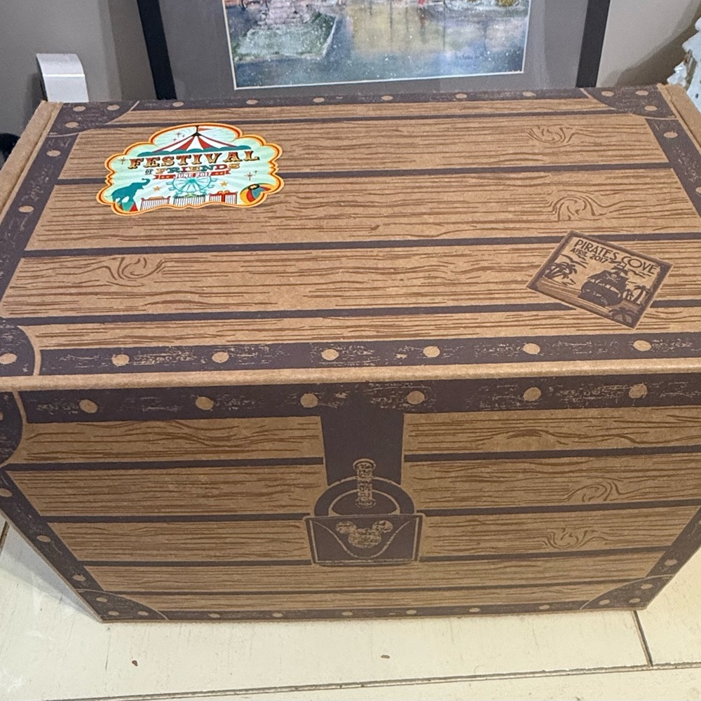 Funko POP! Disney Treasurers FESTIVAL OF FRIENDS BOX Pluto ~ Dumbo w/ Timothy